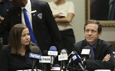 Le leader du parti Travailliste Isaac Herzog, à droite, et la députée Travailliste  Shelly Yachimovich lors d'une réunion de faction à la Knesset, le 25 novembre 2021. (Crédit : Yonatan Sindel/Flash90)