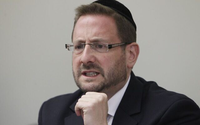 Dov Lipman, député de Yesh Atid à l'époque, lors d'une réunion de son parti à la Knesset, le 6 janvier 2014. (Crédit : Miriam Alster/Flash90) Dov Lipman, député de Yesh Atid à l'époque, lors d'une réunion de son parti à la Knesset, le 6 janvier 2014. (Crédit : Miriam Alster/Flash90)