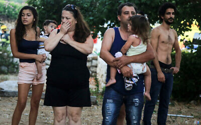 Les habitants  en état de choc après qu'une roquette a heurté une maison dans la côte d'Ashkelon tôt le matin du 26 août 2014, pendant l'Opération Bordure Protectrice - une guerre entre Gaza et Israël. (Edi Israël / Flash90)