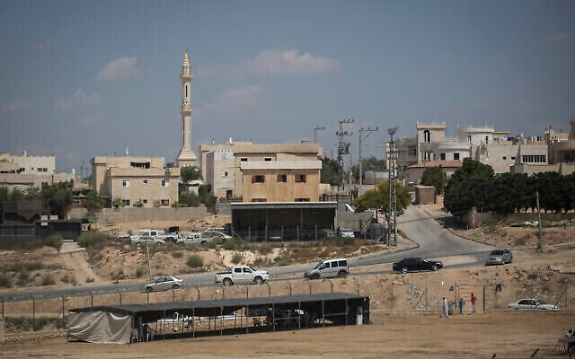 Vue de la ville bédouine de Hura dans le désert du Néguev, au sud de Beer Sheva. (Hadas Parush / Flash90)