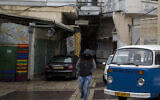 Photo d'illustration : Un homme marche dans une rue majoritairement vide de Nazareth, le 26 janvier 2016. (Crédit : Lior Mizrahi/Flash90)