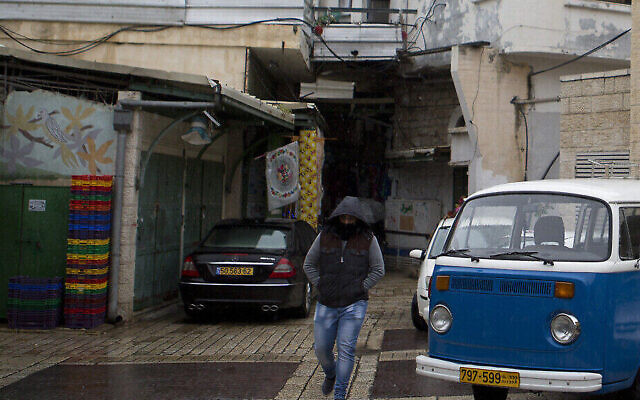 Photo d'illustration : Un homme marche dans une rue majoritairement vide de Nazareth, le 26 janvier 2016. (Crédit : Lior Mizrahi/Flash90)