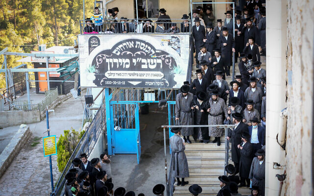 Le chef de la dynastie juive ultra-orthodoxe hassidique de Toldot Avraham se rend à Meron, dans le nord d'Israël, le 25 mai 2020. (David Cohen/FLASH90) Le chef de la dynastie juive ultra-orthodoxe hassidique de Toldot Avraham se rend à Meron, dans le nord d'Israël, le 25 mai 2020. (David Cohen/FLASH90)