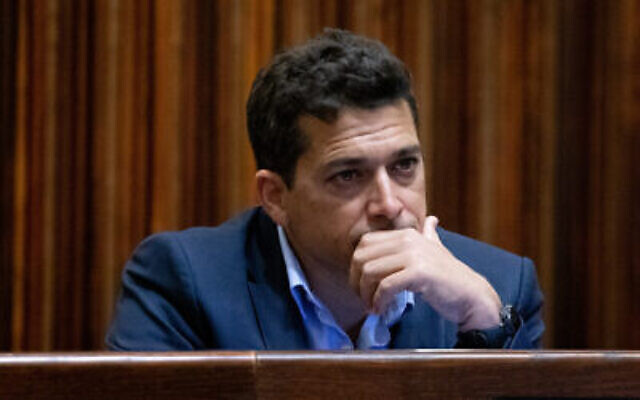Le député de Yamina Amichai Chikli lors de la cérémonie de prestation de serment à la Knesset, le 5 avril 2021. (Crédit :Olivier Fitousi/Flash90)