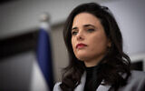 La députée Yamina Ayelet Shaked à la résidence du président à Jérusalem, le 5 avril 2021, après avoir rencontré le président Reuven Rivlin pour des consultations sur le législateur qui devrait former le prochain gouvernement. (Yonatan Sindel/Flash90)