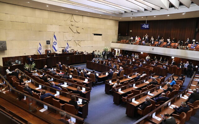 La salle plénière pendant la cérémonie de prestation de serment de la 24e Knesset, au parlement israélien à Jérusalem, le 6 avril 2021. (Crédit : Alex Kolomoisky/POOL)