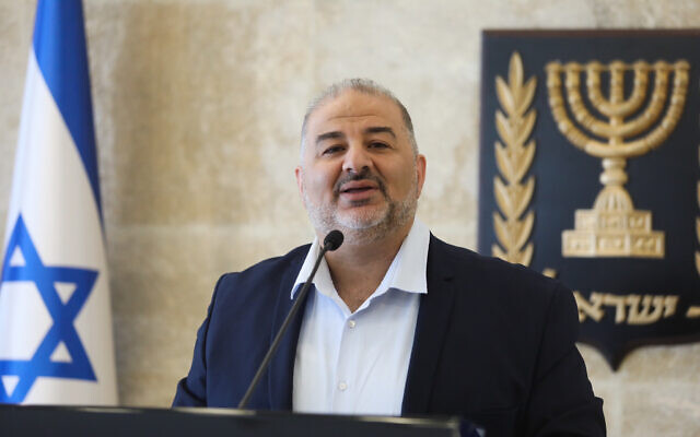 Mansour Abbas, chef du parti Raam, dirige une réunion de faction, au Parlement israélien, le 19 avril 2021. (Olivier Fitoussi/Flash90) Mansour Abbas, chef du parti Raam, dirige une réunion de faction, au Parlement israélien, le 19 avril 2021. (Olivier Fitoussi/Flash90)