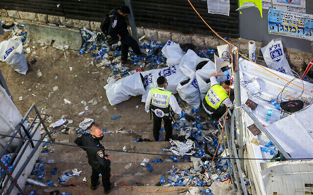 Les forces de secours et la police israéliennes se tenant sur les escaliers où une masse de personnes ont été écrasées et blessées lors des célébrations de la fête de Lag BaOmer sur le mont Meron, dans le nord d'Israël, le 30 avril 2021. (Crédit : David Cohen/Flash90) Les forces de secours et la police israéliennes se tenant sur les escaliers où une masse de personnes ont été écrasées et blessées lors des célébrations de la fête de Lag BaOmer sur le mont Meron, dans le nord d'Israël, le 30 avril 2021. (Crédit : David Cohen/Flash90)