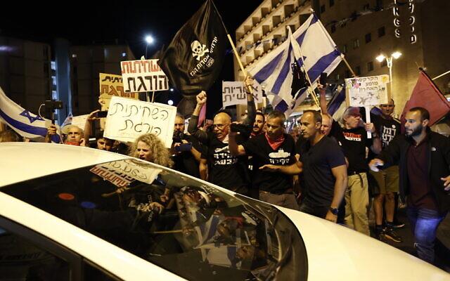 Des Israéliens manifestent contre le Premier ministre israélien Benjamin Netanyahu, devant sa résidence officielle, à Jérusalem, le 1er mai 2021. (Crédit : Yonatan Sindel / Flash90)