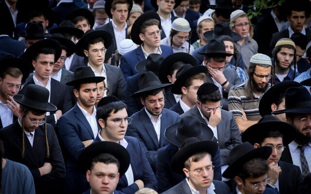 Des Juifs ultra-orthodoxes lors des funérailles d'Abraham Ambon,  tué dans la bousculade géante du mont Meron, à Jérusalem, le 3 mai 2021. (Crédit : Yonatan Sindel/Flash90)