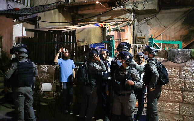 Les forces israéliennes aux abords d'un immeuble où vit une famille juive pendant une manifestation palestinienne organisée dans le quartier Sheikh Jarrah, à Jérusalem-Est, le 4 mai 2021. (Crédit : Jamal Awad/FLASH90) Les forces israéliennes aux abords d'un immeuble où vit une famille juive pendant une manifestation palestinienne organisée dans le quartier Sheikh Jarrah, à Jérusalem-Est, le 4 mai 2021. (Crédit : Jamal Awad/FLASH90)
