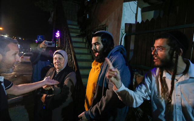 Une scène devant la maison d'une famille juive lors d'une manifestation dans le quartier de Sheikh Jarrah à Jérusalem-Est, le 3 mai 2021. (Jamal Awad/FLASH90) Une scène devant la maison d'une famille juive lors d'une manifestation dans le quartier de Sheikh Jarrah à Jérusalem-Est, le 3 mai 2021. (Jamal Awad/FLASH90)