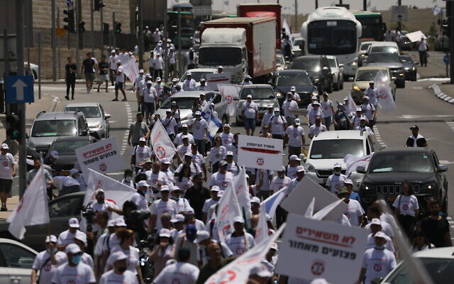 Des vétérans blessés de l'armée israélienne bloquent la circulation pendant une manifestation à Jérusalem, le 5 mai 2021. (Crédit : Yonatan Sindel/Flash90) Des vétérans blessés de l'armée israélienne bloquent la circulation pendant une manifestation à Jérusalem, le 5 mai 2021. (Crédit : Yonatan Sindel/Flash90)