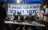 Le député Itamar Ben Gvir aux côtés du président de Lehava, Benzi Gopstein, dans le quartier de Sheikh Jarrah, à Jérusalem-Est, le 6 mai 2021. (Crédit : Olivier Fitoussi/Flash90)