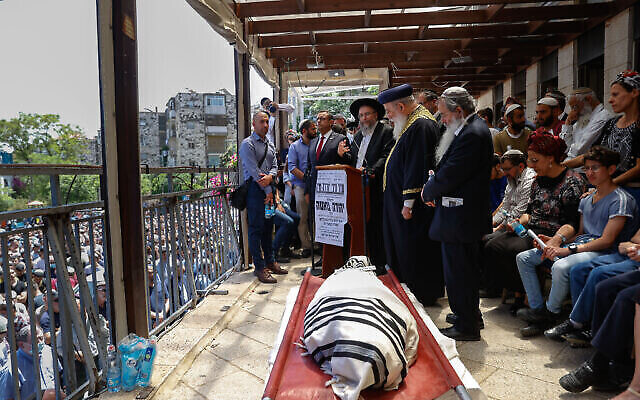 Amis et famille en deuil lors des funérailles à Jérusalem de Yehuda Guetta, 19 ans, tué dans une attaque terroriste au carrefour Tapuah en Cisjordanie, le 6 mai 2021. (Yonatan Sindel/FLASH90) Amis et famille en deuil lors des funérailles à Jérusalem de Yehuda Guetta, 19 ans, tué dans une attaque terroriste au carrefour Tapuah en Cisjordanie, le 6 mai 2021. (Yonatan Sindel/FLASH90)