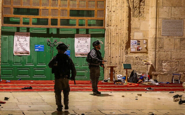 La police anti-émeute israélienne à la mosquée Al-Aqsa dans la Vieille Ville de Jérusalem, le 7 mai 2021. (Jamal Awad/Flash90) La police anti-émeute israélienne à la mosquée Al-Aqsa dans la Vieille Ville de Jérusalem, le 7 mai 2021. (Jamal Awad/Flash90)