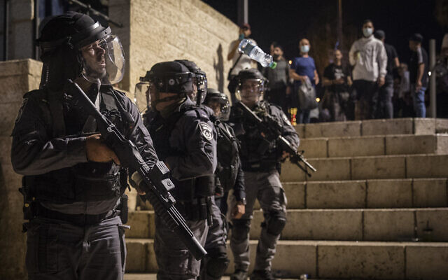 Les agents de police israéliens durant des affrontements avec des manifestants à la porte de Damas, dans la Vieille Ville de Jérusalem, le 8 mai 2021. (Crédit : Olivier Fitoussi/Flash90)