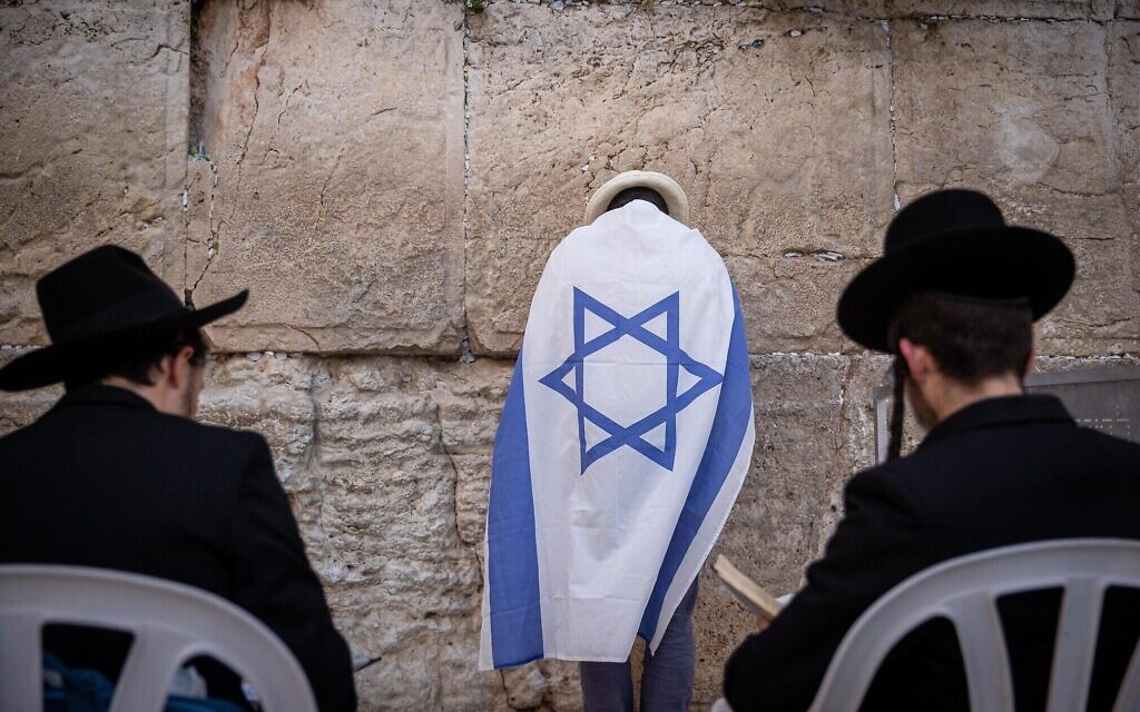 Des Juifs prient au mur Occidental de Jérusalem, dans la Vieille Ville, à la veille de Yom Yeroushalayim, le 9 mai 2021. (Crédit : Yonatan Sindel/Flash90) Des Juifs prient au mur Occidental de Jérusalem, dans la Vieille Ville, à la veille de Yom Yeroushalayim, le 9 mai 2021. (Crédit : Yonatan Sindel/Flash90)