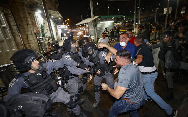 Affrontements entre policiers et manifestants arabes à la porte de Damas, à Jérusalem pendant le Ramadan, le 9 mai 2021. (Crédit : Yonatan Sindel/Flash90)