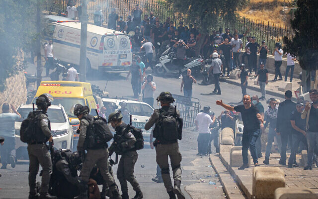 Affrontements entre policiers et manifestants arabes à Jérusalem pendant le Ramadan, le 9 mai 2021. (Crédit : Olivier Fitoussi/Flash90) Affrontements entre policiers et manifestants arabes à Jérusalem pendant le Ramadan, le 9 mai 2021. (Crédit : Olivier Fitoussi/Flash90)