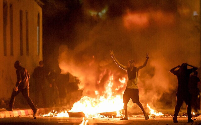 Affrontement entre policiers et émeutiers dans le quartier de Ramla, à Jérusalem, le 10 mai 2021. (Crédit : Yossi Aloni/Flash90) Affrontement entre policiers et émeutiers dans le quartier de Ramla, à Jérusalem, le 10 mai 2021. (Crédit : Yossi Aloni/Flash90)