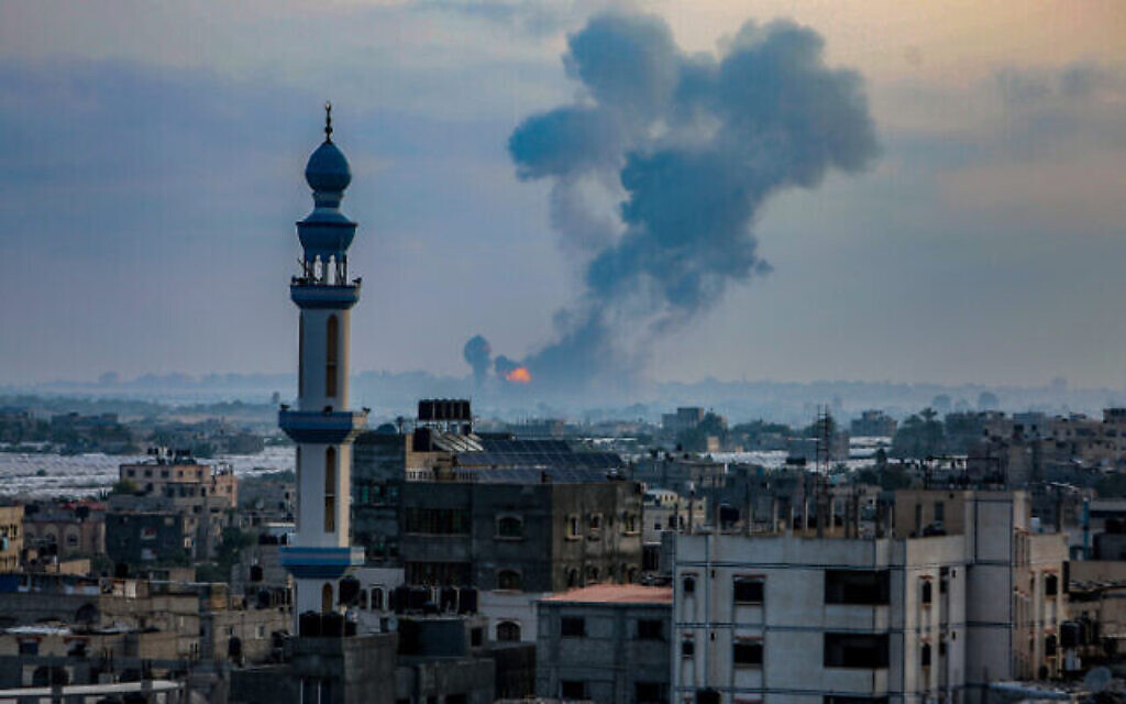 De la fumée et des flammes s'élèvent après une frappe aérienne israélienne dans la zone de Khan Younis, dans le sud de la bande de Gaza, le 11 mai 2021. (Abed Rahim Khatib/Flash90)