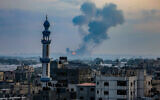 De la fumée et des flammes s'élèvent après une frappe aérienne israélienne dans la zone de Khan Younis, dans le sud de la bande de Gaza, le 11 mai 2021. (Abed Rahim Khatib/Flash90)