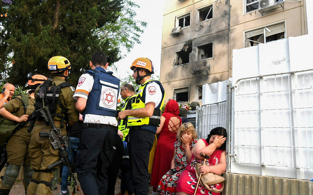 Un immeuble touché par une roquette lancée depuis Gaza à Ashkelon, le 11 mai 2021. (Crédit : Flash90)