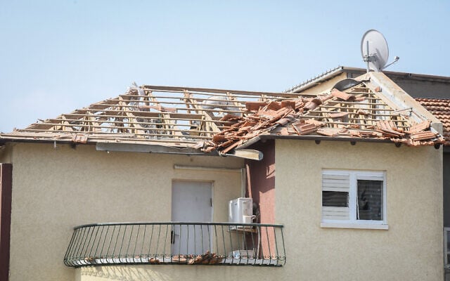 Une maison touchée par une roquette à Ashkelon, le 11 mai 2021. (Crédit : Flash90) Une maison touchée par une roquette à Ashkelon, le 11 mai 2021. (Crédit : Flash90)