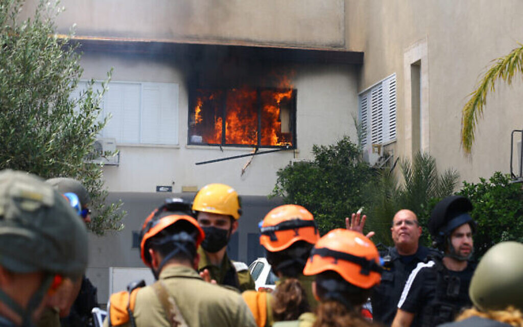 Les forces de sécurité israélienne dans une habitation d'Ashdod frappée par une roquette tirée depuis la bande de Gaza, le 11 mai 2021. (Crédit :Flash90)