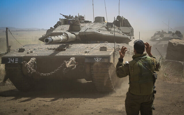 Illustration. Des soldats israéliens se préparent à descendre vers le sud, le 11 mai 2021, à El Poran, sur le plateau du Golan. (Crédit : Michael Giladi/Flash90)