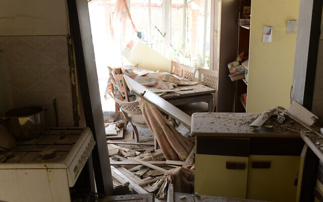 Une maison détruite par une roquette à Ashkelon, où une femme a été tuée, le 11 mai 2021. (Crédit : Tomer Neuberg/Flash90)