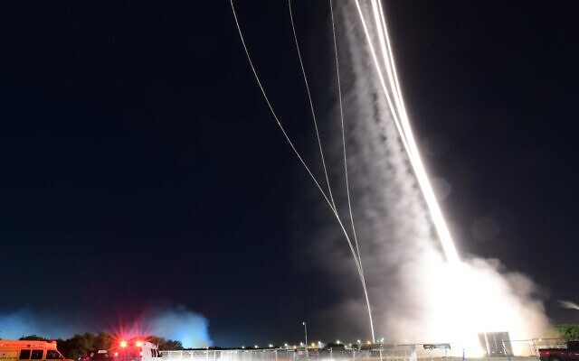 Des roquettes lancées par le Hamas depuis Gaza au dessus de Tel Aviv, le 11 mai 2021. (Crédit : Tomer Neuberg/Flash90) Des roquettes lancées par le Hamas depuis Gaza au dessus de Tel Aviv, le 11 mai 2021. (Crédit : Tomer Neuberg/Flash90)