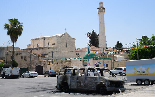 Des synagogues incendiées, des voitures et des magasins vandalisés dans la ville de Lod, dans le centre d'Israël, à la suite d'une nuit d’émeutes violentes perpétrées par des résidents arabes dans la ville, le 12 mai 2021. (Crédit : Avshalom Sassoni/Flash90) Des synagogues incendiées, des voitures et des magasins vandalisés dans la ville de Lod, dans le centre d'Israël, à la suite d'une nuit d’émeutes violentes perpétrées par des résidents arabes dans la ville, le 12 mai 2021. (Crédit : Avshalom Sassoni/Flash90)