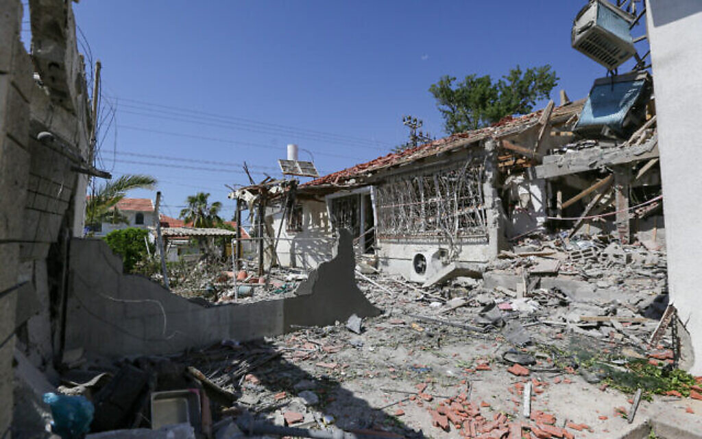 Dégâts sur des maisons dans la ville d'Ashkelon, au sud d'Israël, qui ont été touchées par des roquettes tirées depuis la bande de Gaza par des terroristes du Hamas, le 12 mai 2021. (Edi Israel/Flash90)