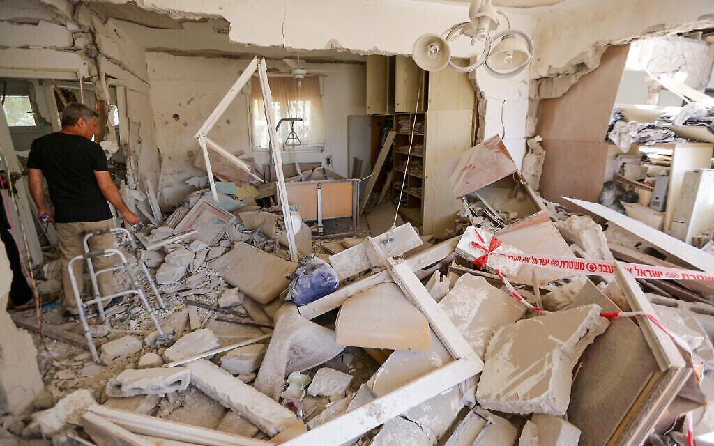 Une maison détruite par une roquette à Ashkelon, le 12 mai 2021. (Crédit :Edi Israel/Flash90)