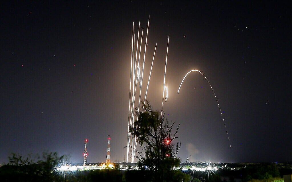 Salve de roquettes tirées depuis la bande de Gaza, sur Israël, le 12 mai 2021. (Crédit : Edi Israel/Flash90)