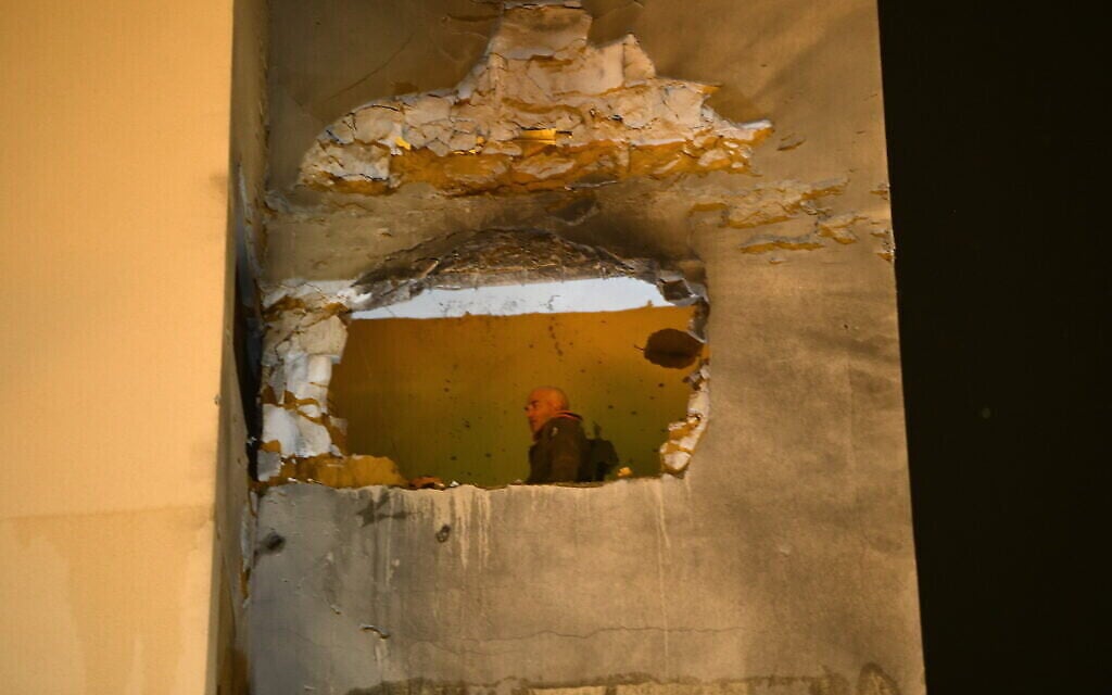 Le commandant du commandement du front intérieur israélien, le général de brigade Uri Gordin, sur les lieux où un enfant de 5 ans a été mortellement touché par un éclat d'obus à Sderot, le 12 mai 2021. (Crédit : Gili Yaari /Flash90)
