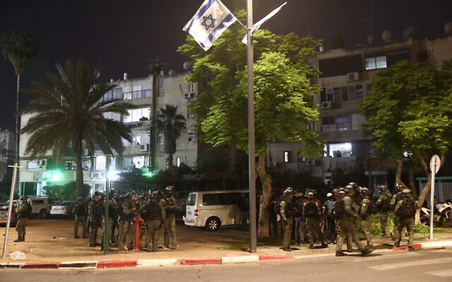 Des officiers de la police dans les rues de Lod après que des émeutiers arabes ont incendié des voitures et brûlé des synagogues, le 12 mai 2021. (Crédit : Yossi Aloni/Flash90)
