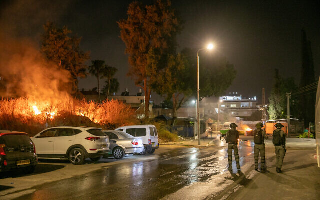 Des agents de la police des frontières à Lod pendant les émeutes et les affrontements entre résidents juifs et arabes, le 11 mai 2021. (Crédit : Yossi Aloni/Flash90)