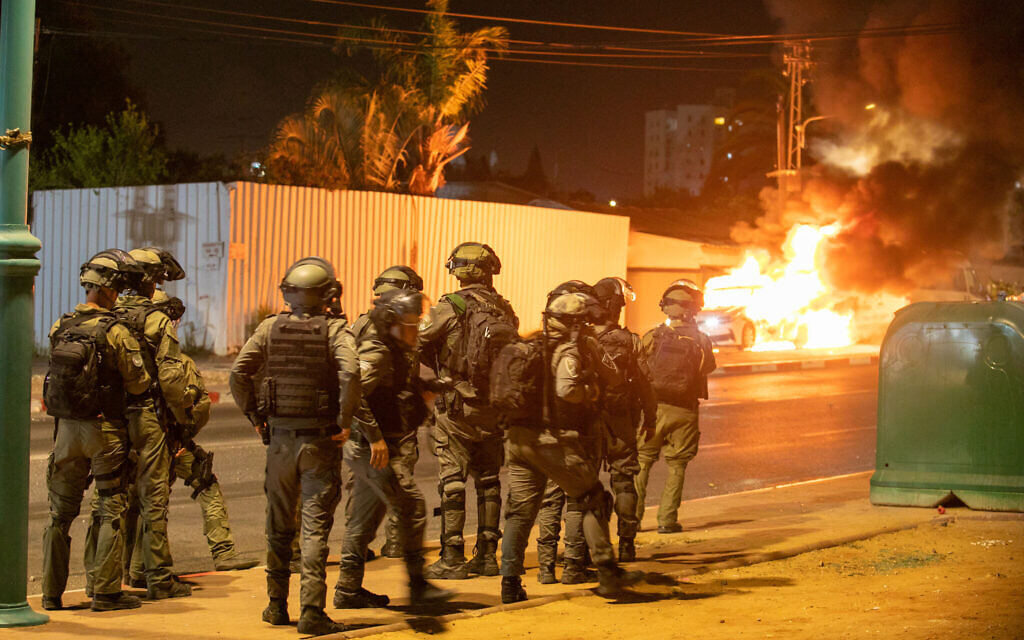 La police israélienne dans les rues de la ville de Lod, dans le centre d'Israël, où des synagogues et des voitures ont été incendiées et des magasins vandalisés, des résidents arabes de la ville ayant participé à des émeutes le 12 mai 2021 (Crédit : Yossi Aloni / Flash90)