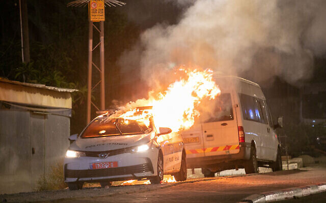 Une voiture de police en feu à Lod, le 12 mai 2021. (Crédit : Yossi Aloni/Flash90)