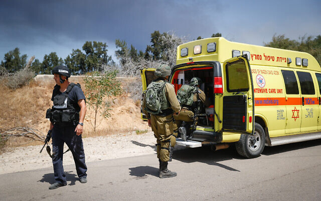 Des soldats israéliens près de l'endroit où une jeep a été touchée par un missile antichar tiré depuis Gaza, 12 mai 2021. (Yonatan Sindel/Flash90)