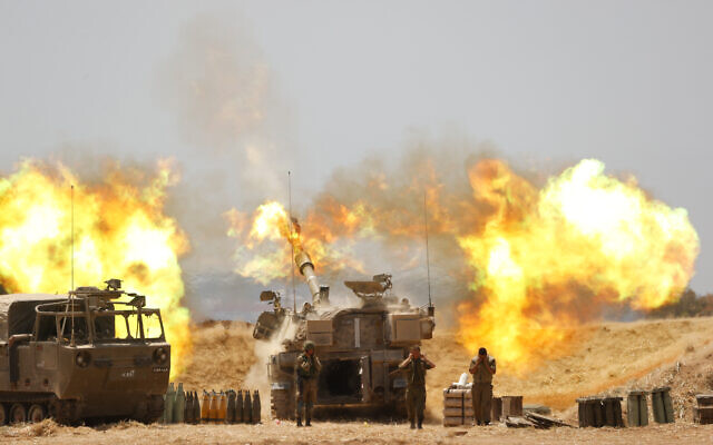 Le corps d'artillerie de Tsahal en train de tirer sur Gaza, près de la frontière israélienne avec Gaza, le 12 mai 2021, suite à un barrage de roquettes et de missiles tirés sur Israël par des terroriste de Gaza, le 12 mai 2021. (Crédit : Yonatan Sindel/FLASH90)