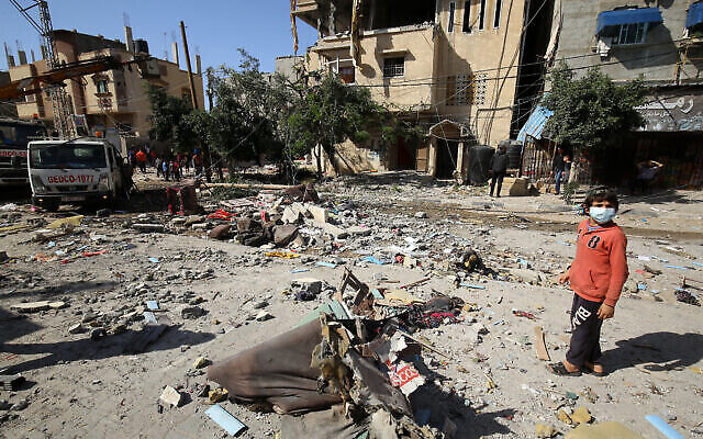 Des Palestiniens évaluent les dégâts causés par une frappe aérienne israélienne dans la ville de Khan Yunis, dans le sud de la bande de Gaza, le 12 mai 2021. (Crédit : Abed Rahim Khatib/Flash90) Des Palestiniens évaluent les dégâts causés par une frappe aérienne israélienne dans la ville de Khan Yunis, dans le sud de la bande de Gaza, le 12 mai 2021. (Crédit : Abed Rahim Khatib/Flash90)