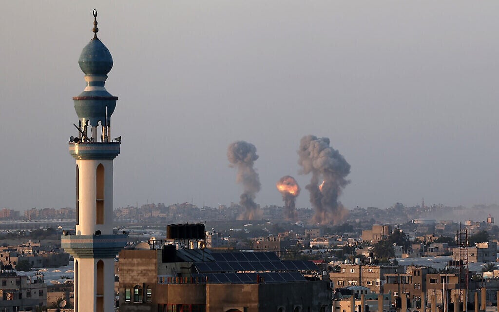 Des colonnes de fumée s'élèvent après des frappes aériennes israéliennes sur la ville de Gaza, le 12 mai 2021. (Crédit : Abed Rahim Khatib/Flash90)