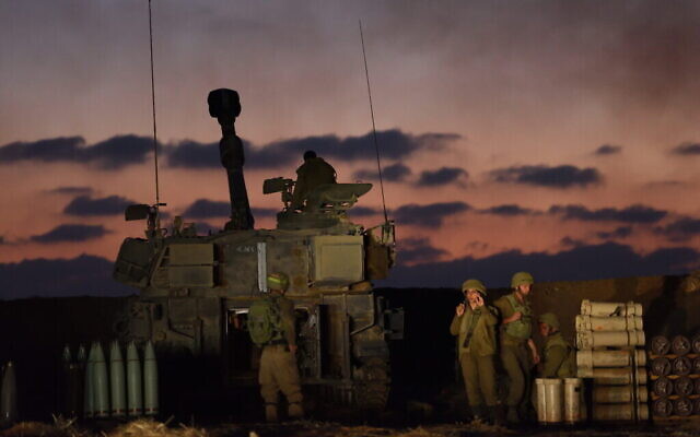 Une unité d'artillerie de Tsahal à la frontière Israël-Gaza, dans le sud d'Israël, le 13 mai 2021. (Gili Yaari / Flash90)