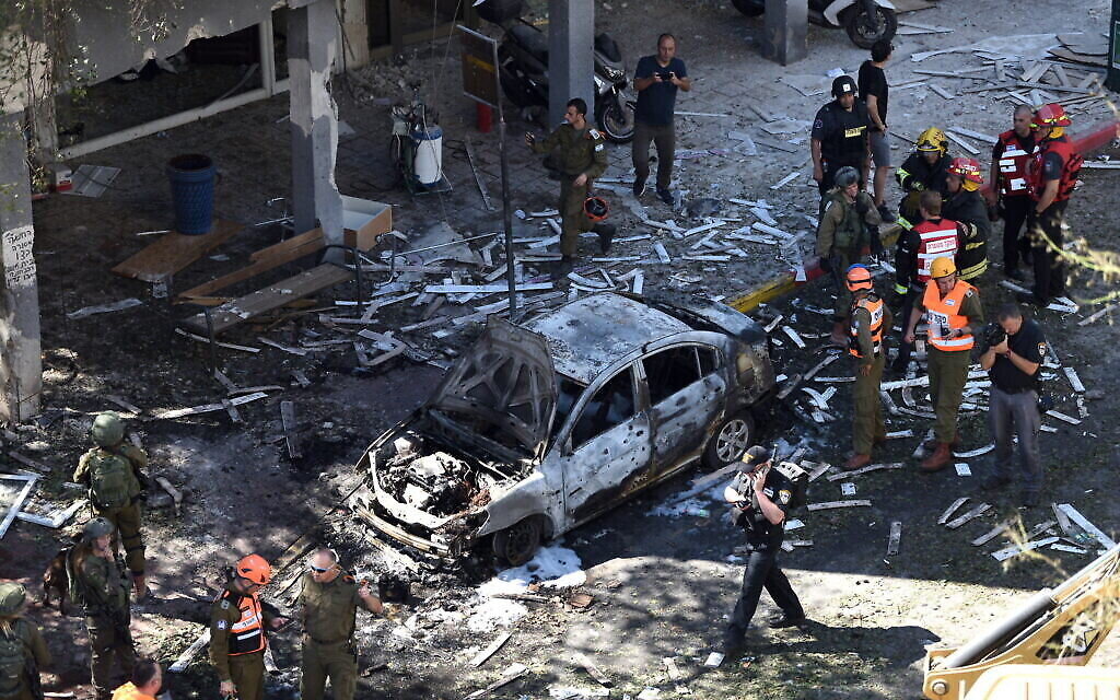 Des policiers et des sauveteurs sur les lieux d'une frappe de roquette à Ramat Gan le 15 mai 2021 (Crédit : Gili Yaari / Flash90)