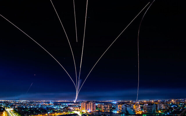 Le système antimissile du Dôme de fer tirant un missile d'interception alors que des roquettes sont tirées de la bande de Gaza vers Israël, depuis Ashdod, dans le sud d'Israël, le 16 mai 2021. (Crédit: Avi Roccah/Flash90)