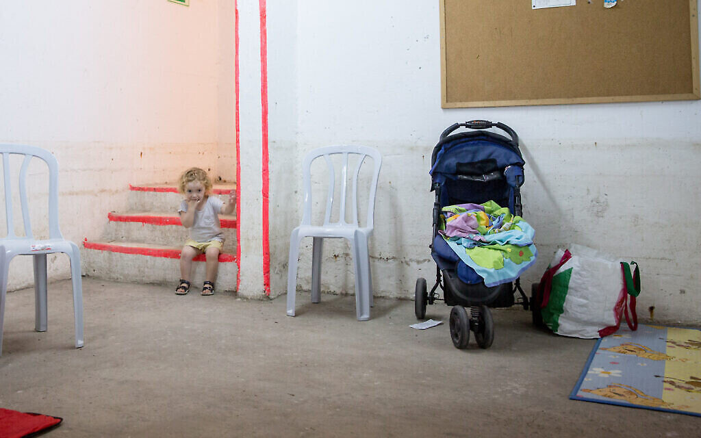 Une jeune enfant à l'intérieur d'un abri anti-bombes à Tel Aviv alors que des barrages de roquettes de Gaza pleuvent sur la ville, le 16 mai 2021 (Crédit : Miriam Alster / Flash90)